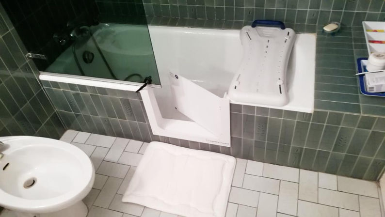 NEOBAIN - porte de baignoire anti éclaboussures avec la soltion Facil'Douche