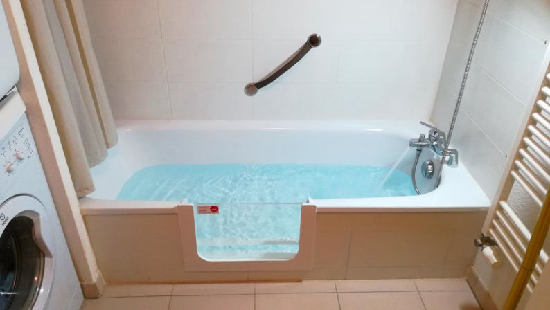 NEOBAIN - Porte 100% étanche pour prendre un bain en toute sécurité - Facil'Bain